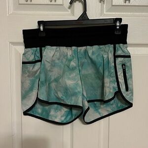 Lululemon Tracker Short II (4”) - Spray Dye White Blue Tropics / Black